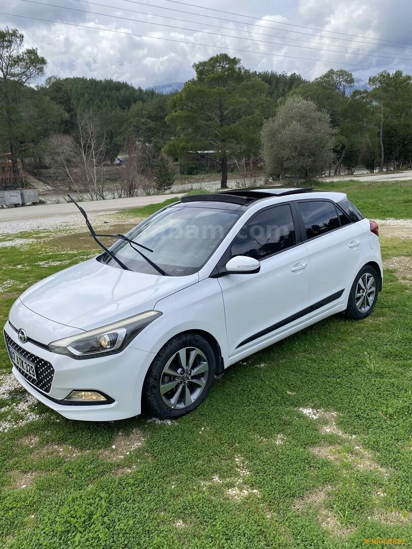 Sahibinden Hyundai i20 1.4 CRDi Elite Smart 2016 Model Antalya 142.000 km Beyaz 3