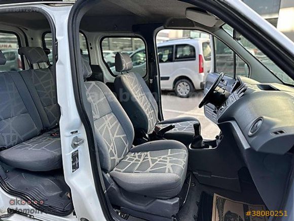 AKBABA OTOMOTİVDEN İÇİ DIŞI TERTEMİZ FULL BAKIMLI FORD CONNECT