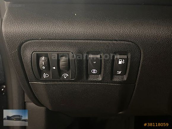 2025 Megane Sedan 1.3 TCe Touch EDC / 17.601 KM "%0,79 KREDİ"