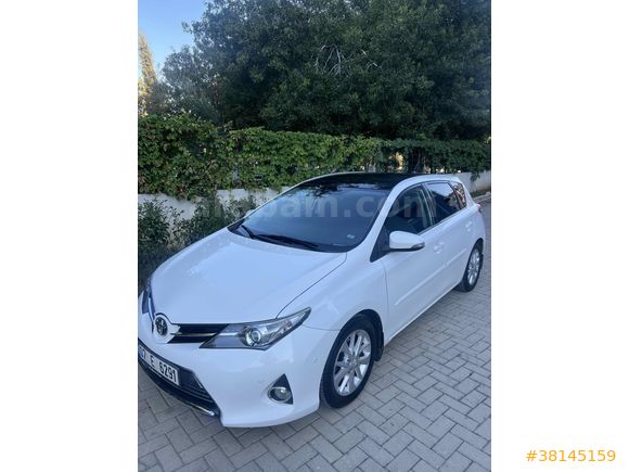 Sahibinden Toyota Auris 1.4 D-4D Premium 2013 Model  265000km Beyaz