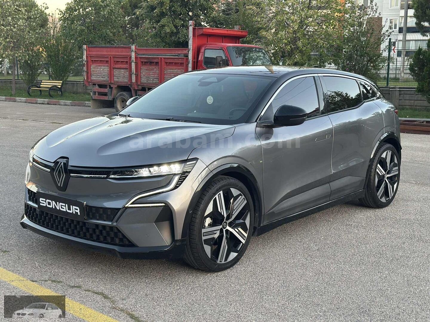 Galeriden Renault Megane E-Tech Iconic 2023 Model Isparta 25.000 km Gri 3