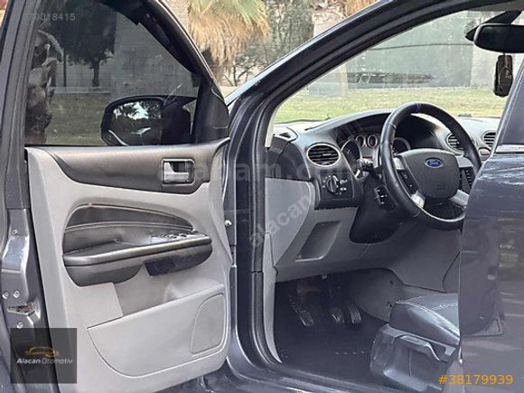 FORD FOCUS 1.6 TDCİ TİTANİUM-X 2010 MODEL CAM GİBİ