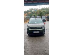 aracı ilk sahibiyim cok titizlikle kulandım km yi 3 kere İstanbul van arası yaptım  zemini özel yaptırdım
