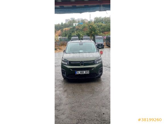 aracı ilk sahibiyim cok titizlikle kulandım km yi 3 kere İstanbul van arası yaptım  zemini özel yaptırdım