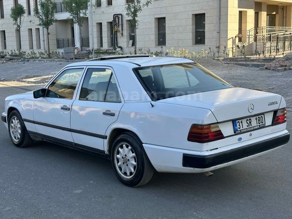 Yıldızları  Üstünde  üst açarlı  mercedes  200E