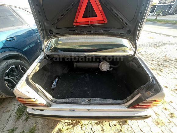 Yıldızları  Üstünde  üst açarlı  mercedes  200E