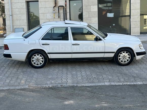 Yıldızları  Üstünde  üst açarlı  mercedes  200E