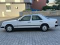 Yıldızları  Üstünde  üst açarlı  mercedes  200E