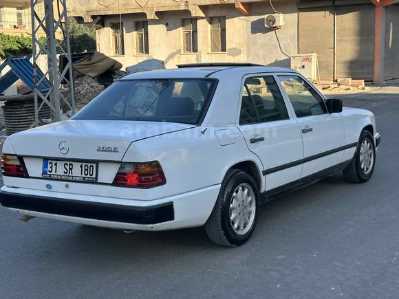 Yıldızları  Üstünde  üst açarlı  mercedes  200E