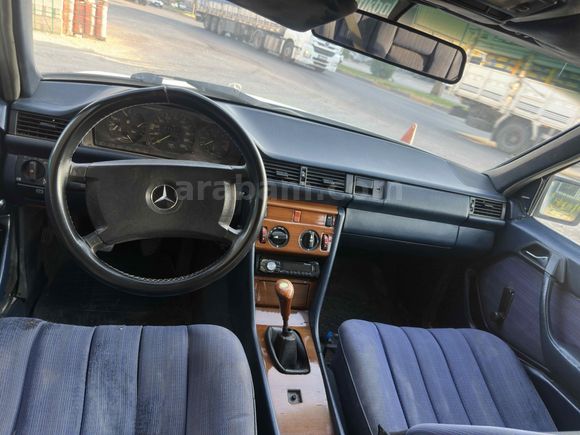 Yıldızları  Üstünde  üst açarlı  mercedes  200E