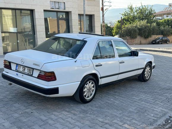 Yıldızları  Üstünde  üst açarlı  mercedes  200E