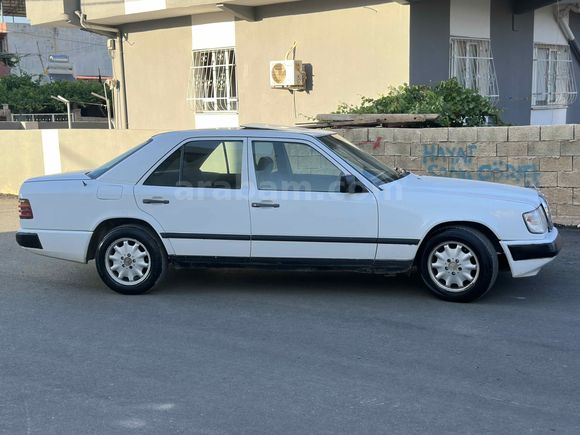 Yıldızları  Üstünde  üst açarlı  mercedes  200E