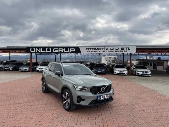 ÜNLÜ GRUP TAN 2023 VOLVO XC40 PLUS DARK İLK SAHİBİNDEN HATASIZ