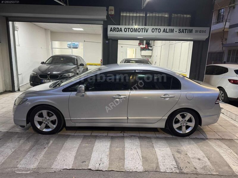 Galeriden Honda Civic 1.6i VTEC Premium 2011 Model İzmir 238.000 km Gri