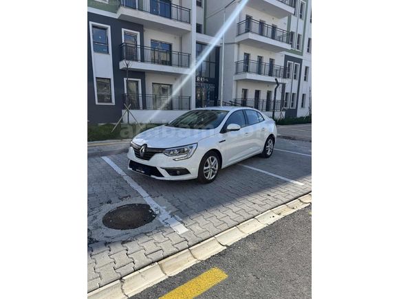 AUTO CMR'DEN 2021 ÇIKIŞLI MEGANE 1.5 BLUEDCİ K.KARTI TAKSİT