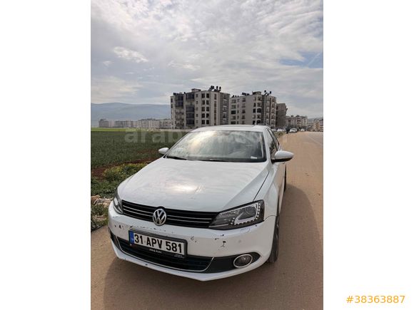 Sahibinden Ağır hasarlı Jetta 1.6 TDi Highline 2014 Model 140000 km Beyaz