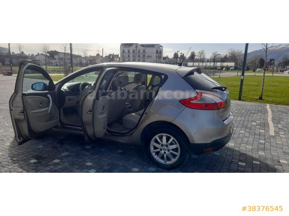 2011 MODEL RENAULT MEGANE 3 PRİVİLEGE HATASIZ BOYASIZ SUNROOFLU