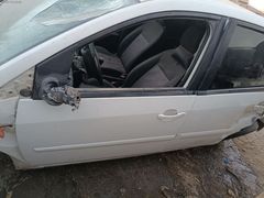 Ford Fiesta sol ön kapı