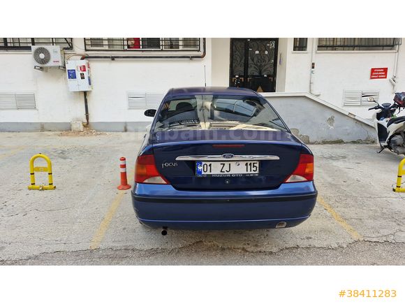 Sahibinden Ford Focus 1.6 Ghia 2005 Model  266.000 km Lacivert