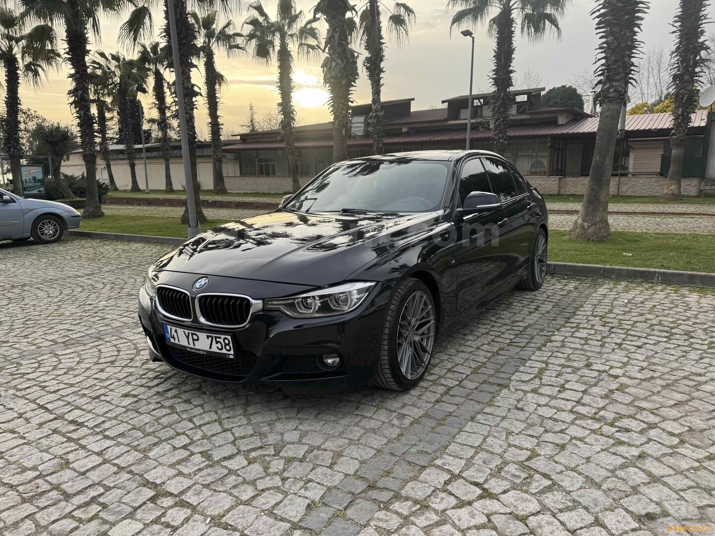 Sahibinden BMW 3 Serisi 320i ED Sport Line 2016 Model Kocaeli 180.000 km Siyah 1