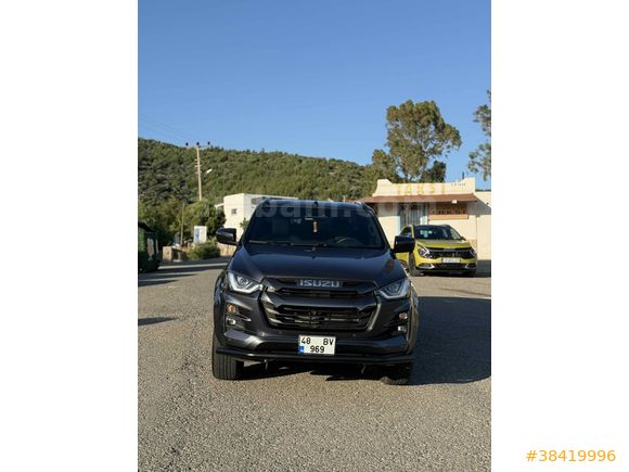 Sahibinden Isuzu D-Max 1.9 D 4x4 V-Cross 2023 Model  31.000 km Gri (Gümüş)