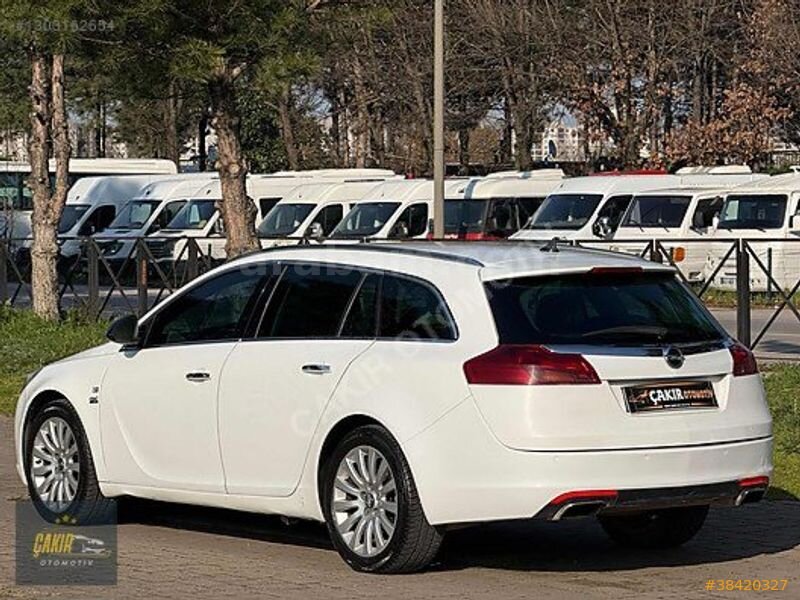 Galeriden Opel Insignia 2.0 CDTI Cosmo Sports Tourer 2012 Model Bursa 262.000 km Beyaz