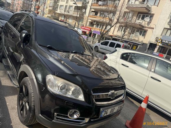 TEK DEĞİŞENİ YAN KOLTUKTAKİ  KIZLAR 