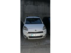 Sahibinden Peugeot Partner 1.6 HDI Allure 2013 Model İstanbul 227 000 km Beyaz bakımları yeni muyanesi yeni alt bakımları Yeni