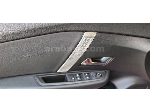 Galeriden Citroen C4 X 1.2 PureTech Shine 2024 Model Konya 25000 km Kırmızı