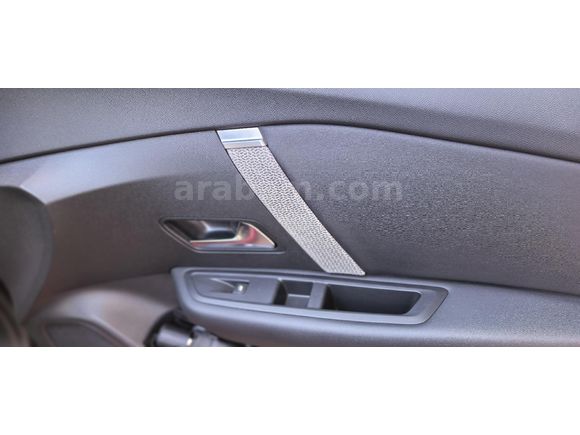 Galeriden Citroen C4 X 1.2 PureTech Shine 2024 Model Konya 25000 km Kırmızı