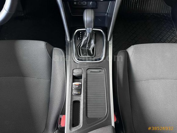 YNC MOTORS 2025 RENAULT MEGANE 1.3 EDC TOUCH 50.000 KM