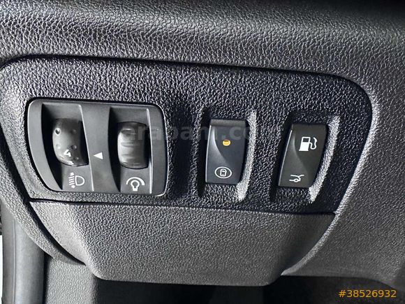 YNC MOTORS 2025 RENAULT MEGANE 1.3 EDC TOUCH 50.000 KM
