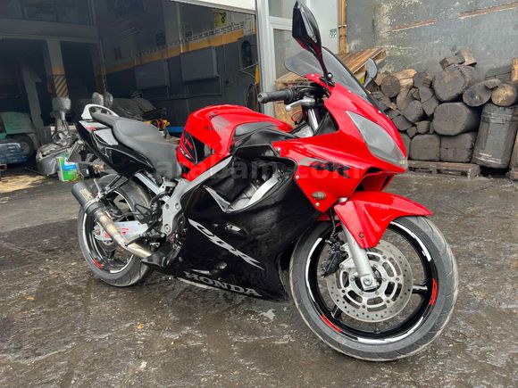 ustasından 1000 cc racing takaslı  Honda CBR 600 F 