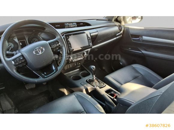 TOYOTA BAKIRCILAR 2023 HİLUX İNVİNCİBLE 4x4-ÇEKİ DEMİRLİ