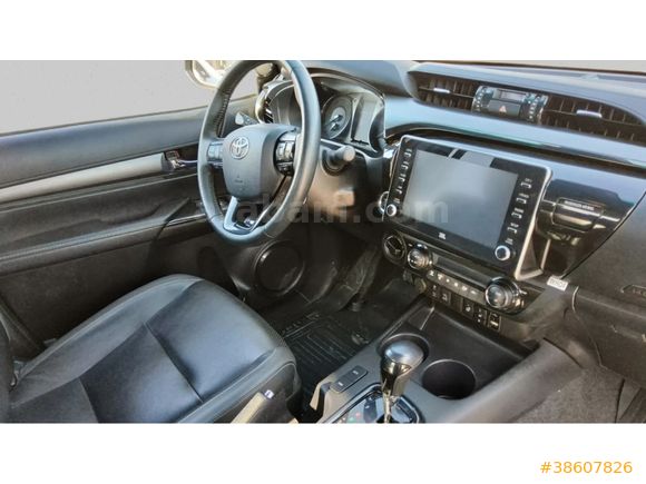 TOYOTA BAKIRCILAR 2023 HİLUX İNVİNCİBLE 4x4-ÇEKİ DEMİRLİ