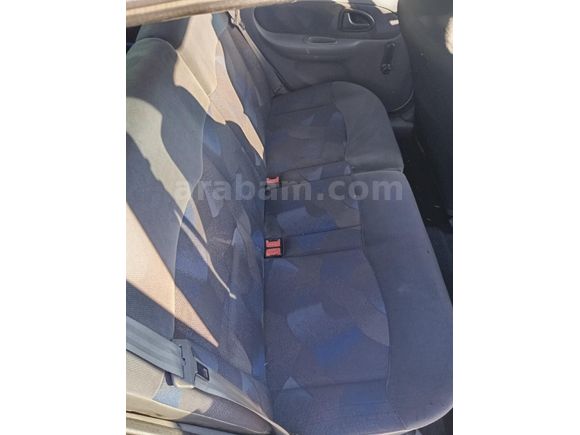 Tek parça boyalı değişensiz Clio