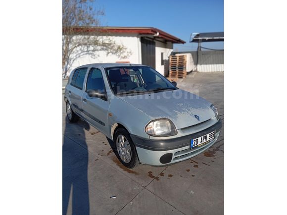 Tek parça boyalı değişensiz Clio