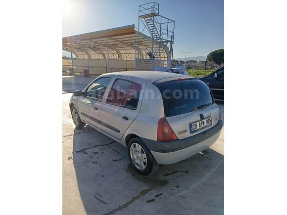 Tek parça boyalı değişensiz Clio
