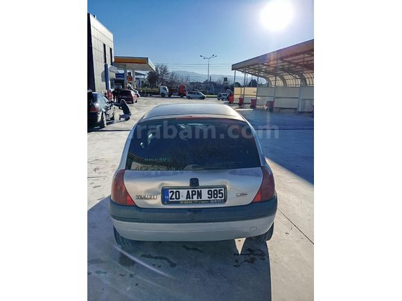 Tek parça boyalı değişensiz Clio