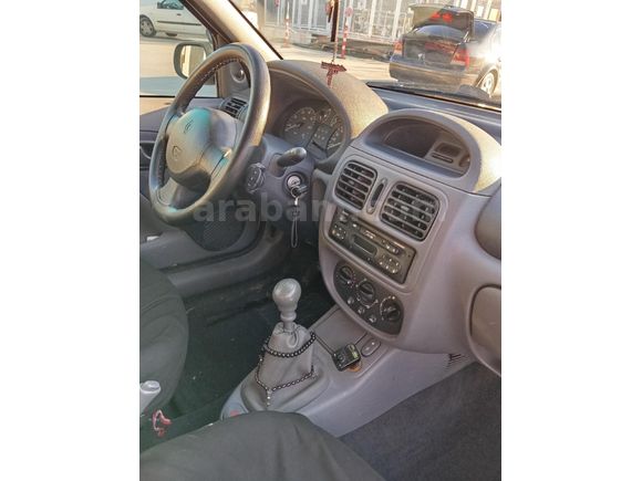 Tek parça boyalı değişensiz Clio