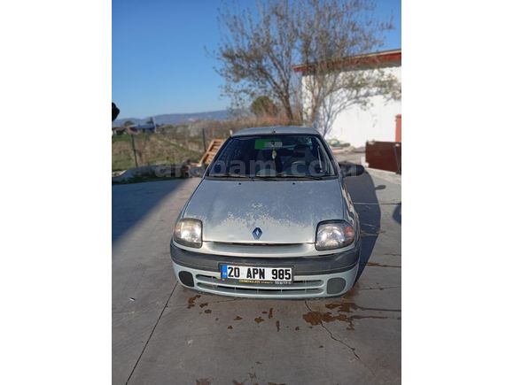 Tek parça boyalı değişensiz Clio