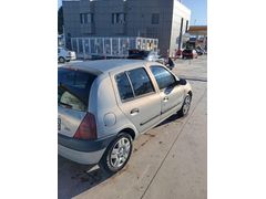 Tek parça boyalı değişensiz Clio