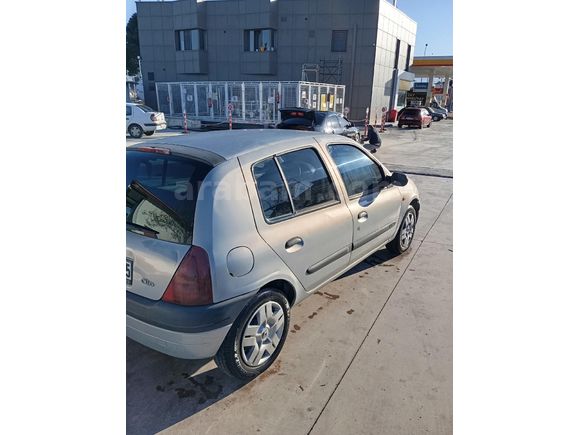 Tek parça boyalı değişensiz Clio