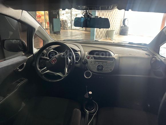 Memurdan, muayenesi yeni, temiz, bakımlı ve sorunsuz Honda Jazz.”