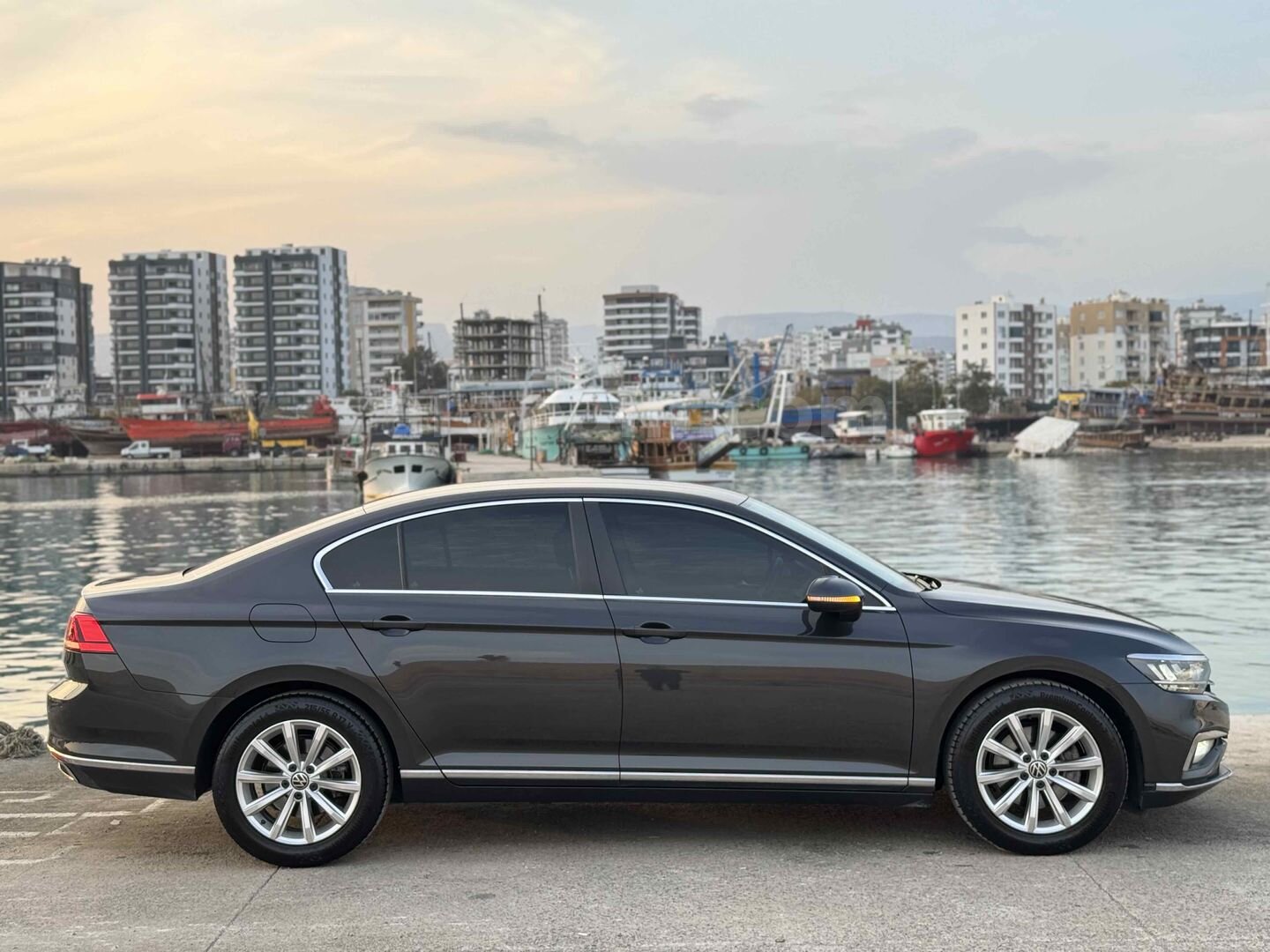 Galeriden Volkswagen Passat 1.6 TDi BlueMotion Business 2020 Model Mersin 127.000 km Füme 6