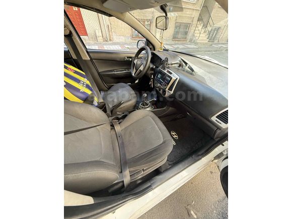Sahibinden Hyundai i20 1.4 CRDi Team 2011  Beyaz Değişeni yok 