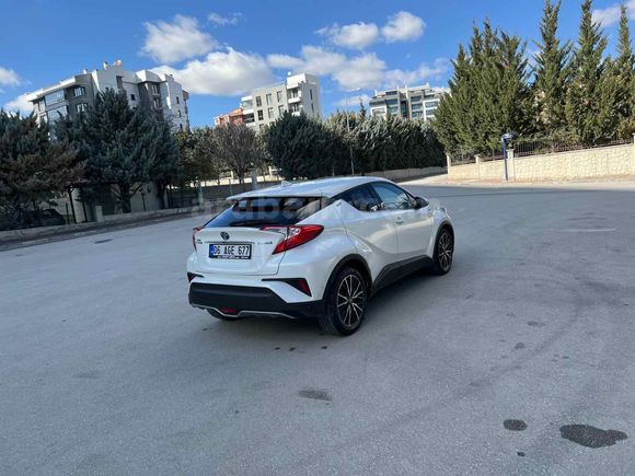Sahibinden Toyota C-HR 1.8 Hybrid Diamond Premium 2017 Model  75.000 km Beyaz