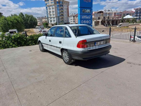 Memurdan  Opel Astra 1.6  16 v   Hatasız boyasız 