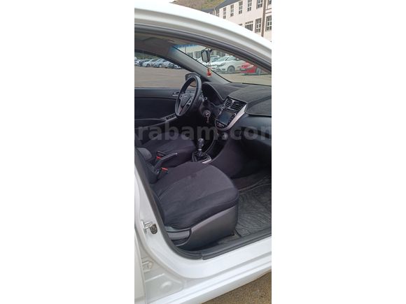 Sahibinden Hyundai Accent Blue 1.4 D-CVVT Mode Plus 2015 Model Trabzon 125000 km Beyaz