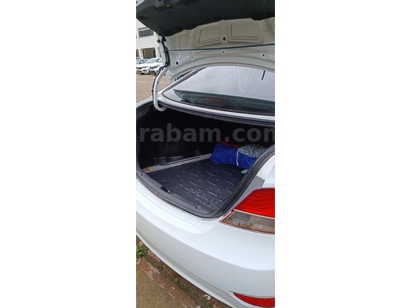 Sahibinden Hyundai Accent Blue 1.4 D-CVVT Mode Plus 2015 Model Trabzon 125000 km Beyaz